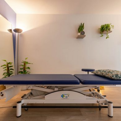 Table de traitement ostéopathique, cabinet Paris 19e